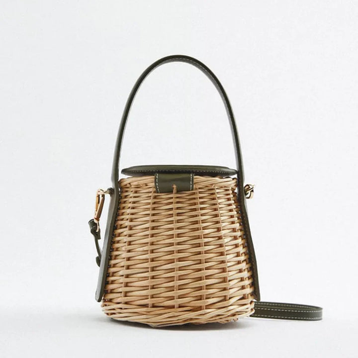 Sac bourse femme en paille tressée, détails en cuir vert foncé, parfait pour l'été et la plage.