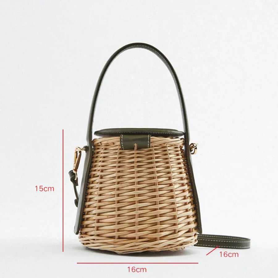 Sac à main seau en paille élégant avec bandoulière et accents vert foncé, accessoire tendance femme.