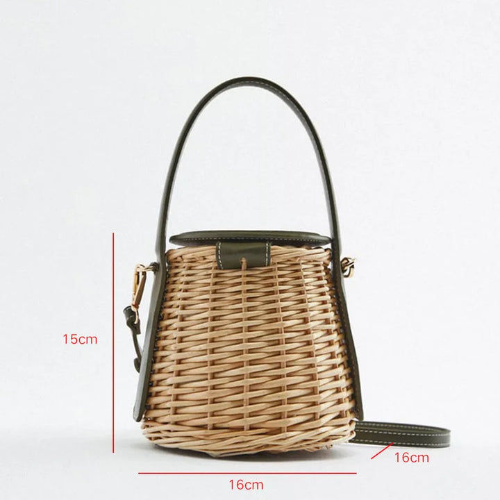 Sac à main seau en paille élégant avec bandoulière et accents vert foncé, accessoire tendance femme.