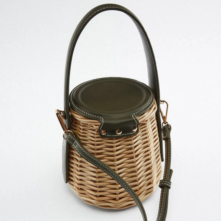 Sac en paille pour femme avec design bourse, lanière réglable et empiècements vert foncé chics.