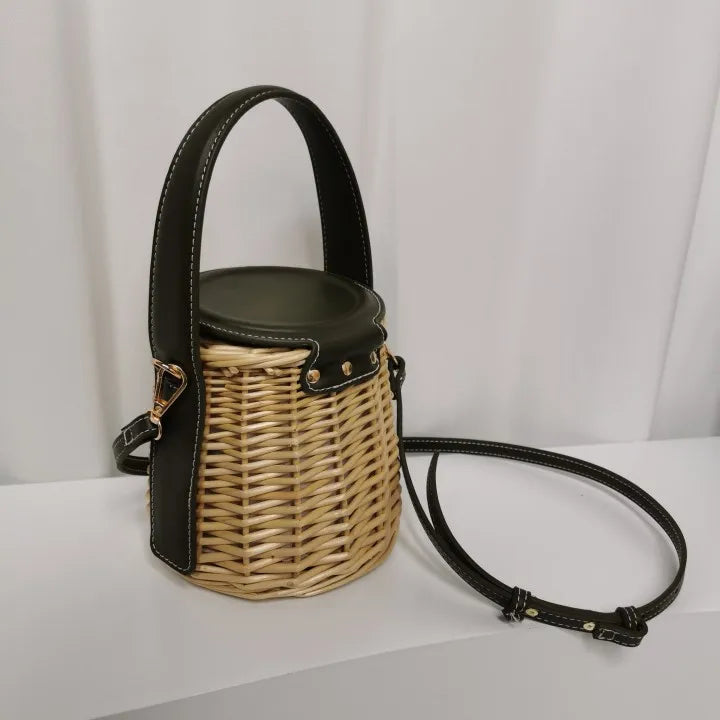 Sac bourse en paille idéal pour les chaudes journées, accentué par des touches de vert foncé pour femme.
