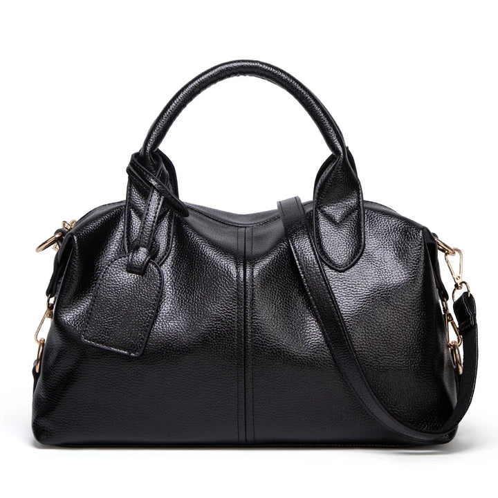 Sac bowling femme noir, accessoire de mode intemporel. Similicuir raffiné et bandoulière pratique.