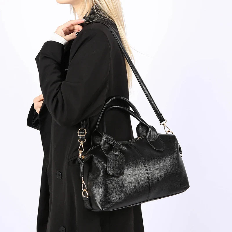 Sac à main bowling noir tendance pour femme, grand format, avec bandoulière amovible. Idéal mode.