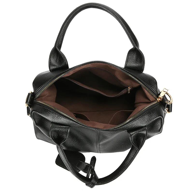 Détail d'un sac bowling noir élégant en similicuir, finitions soignées pour un look chic et moderne.
