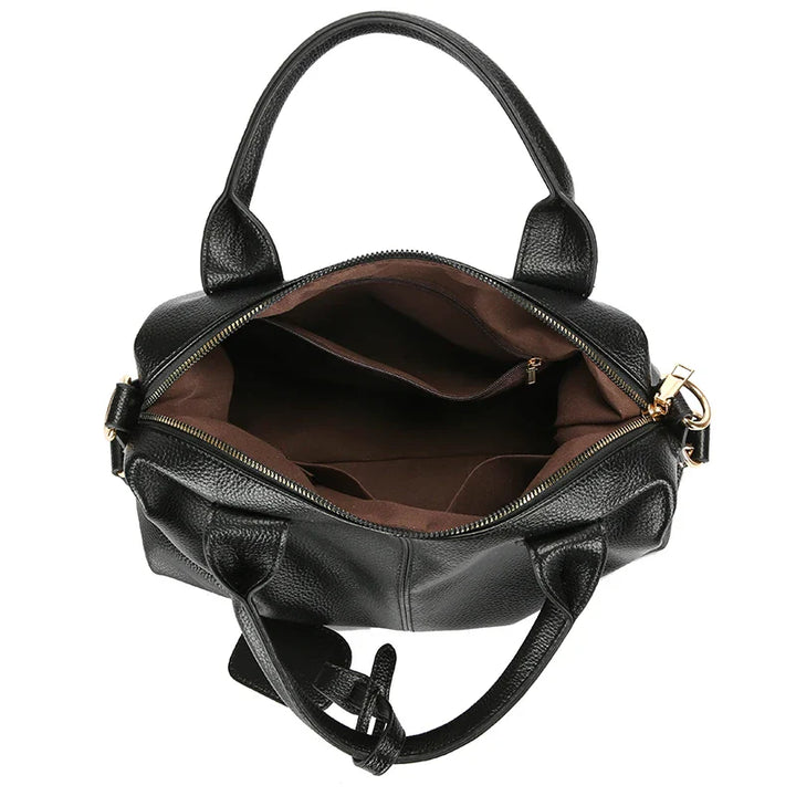 Détail d'un sac bowling noir élégant en similicuir, finitions soignées pour un look chic et moderne.