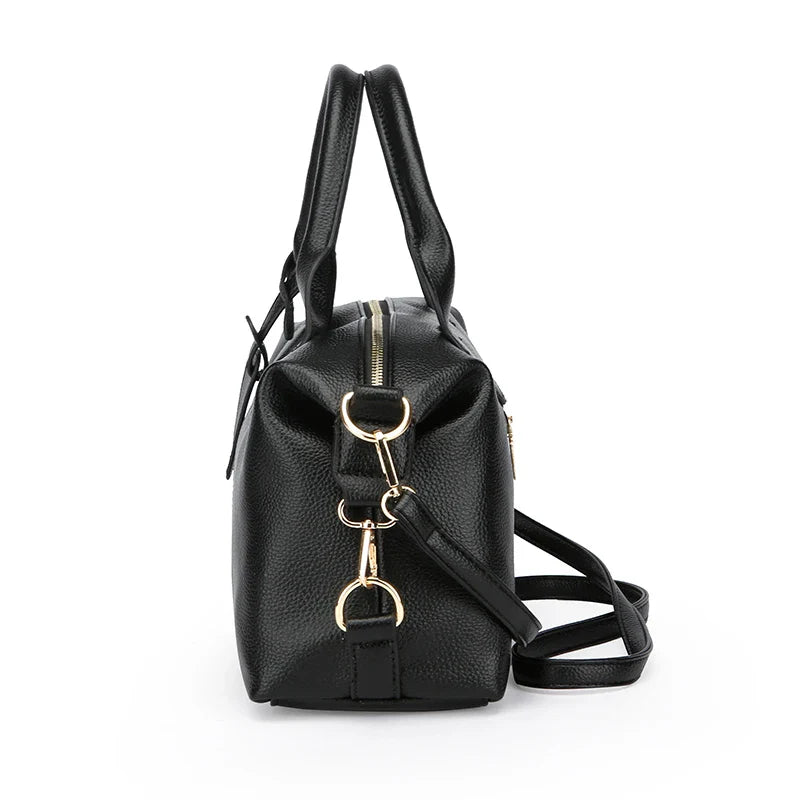 Accessoire mode essentiel : sac bowling noir pour femme, style élégant, polyvalent et spacieux.