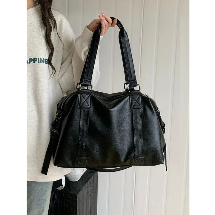 Sac cabas bandoulière femme élégant en similicuir noir, idéal pour un usage quotidien et la mode.