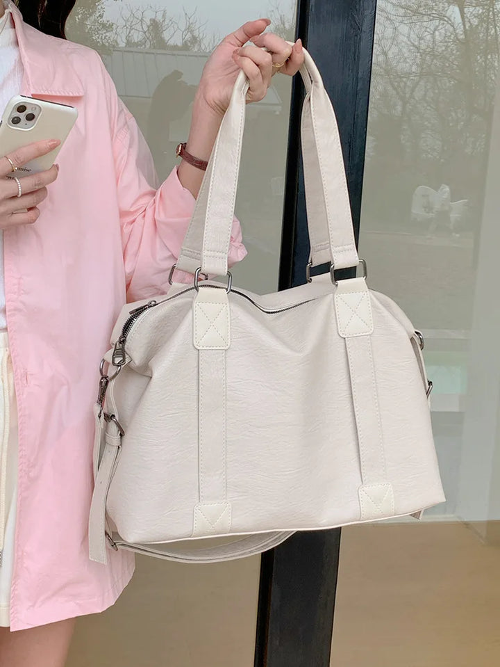 Grand sac fourre-tout femme pratique, porté épaule/travers, en similicuir noir, parfait pour le quotidien.
