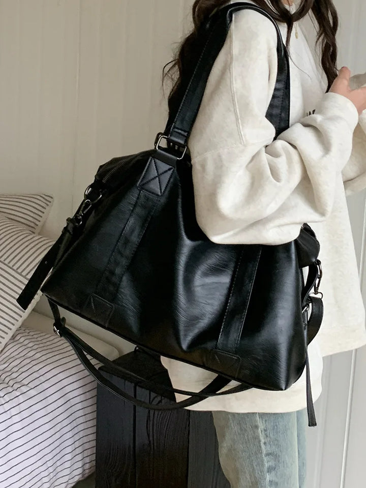 Sac femme élégant en similicuir crème, modèle cabas bandoulière, accessoire de mode pour toutes occasions.