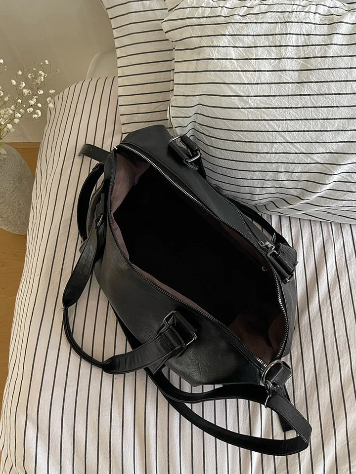 Sac cabas bandoulière femme en similicuir noir ou crème, grand et pratique, accessoire mode essentiel.