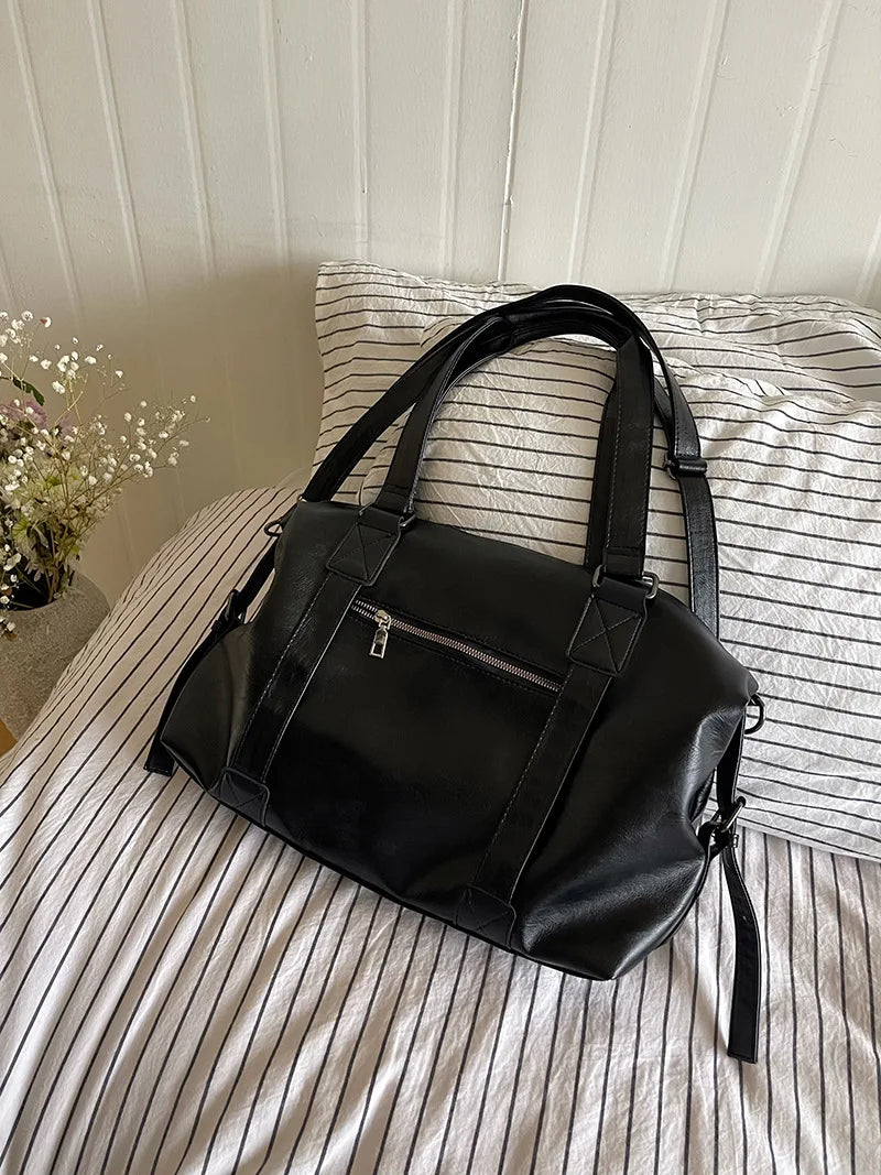 Fourre-tout femme élégant en similicuir, style cabas bandoulière, parfait pour un transport pratique et chic.