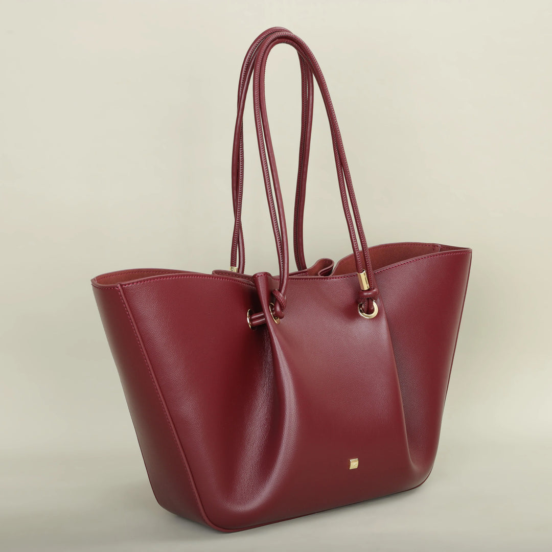 Vue de côté du sac cabas Colette en cuir vegan, montrant sa structure et son allure sophistiquée.