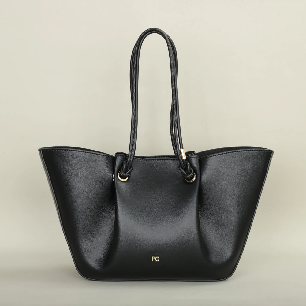 Gros plan sur la texture du cuir vegan grainé du sac Colette, accessoire de mode pour femme.