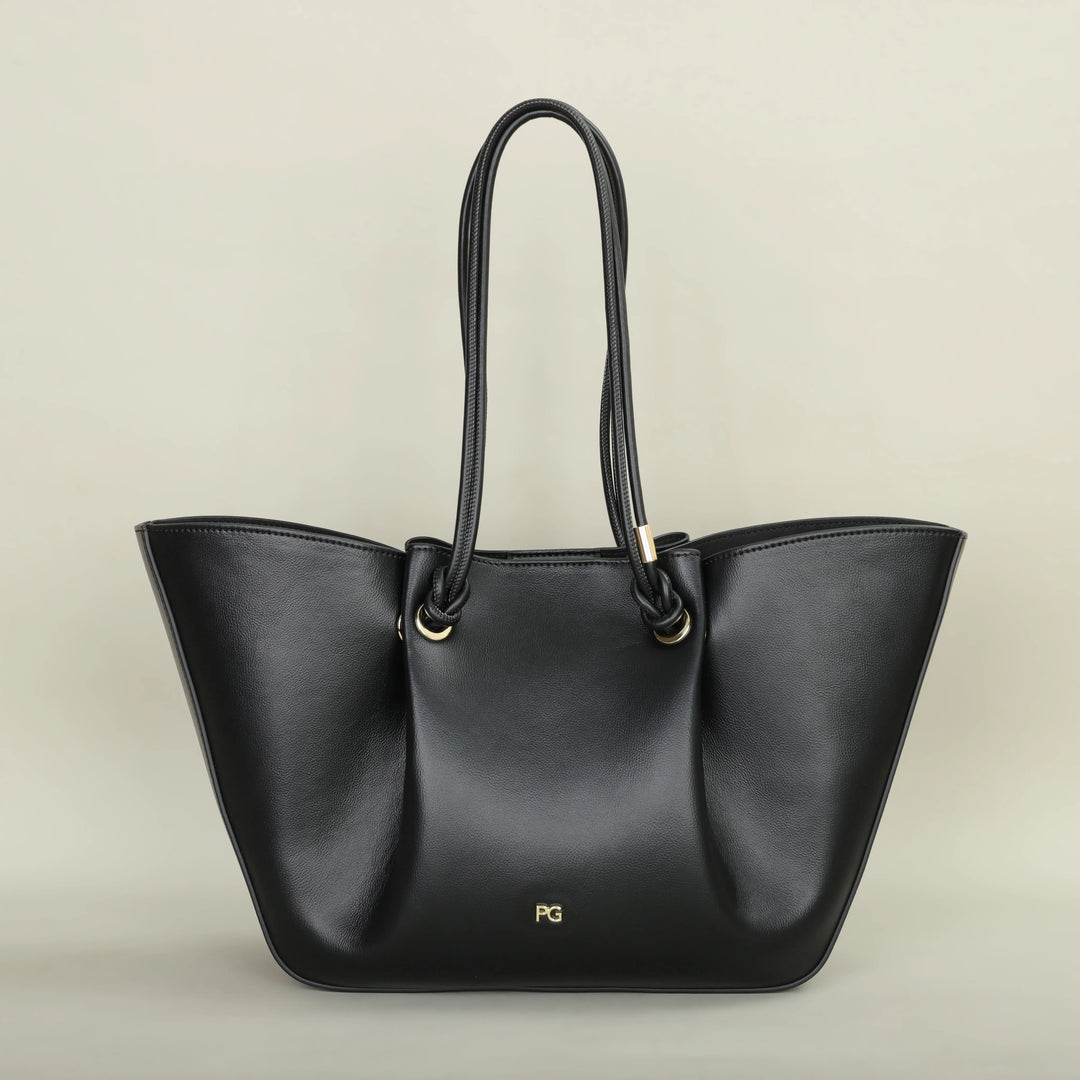 Gros plan sur la texture du cuir vegan grainé du sac Colette, accessoire de mode pour femme.