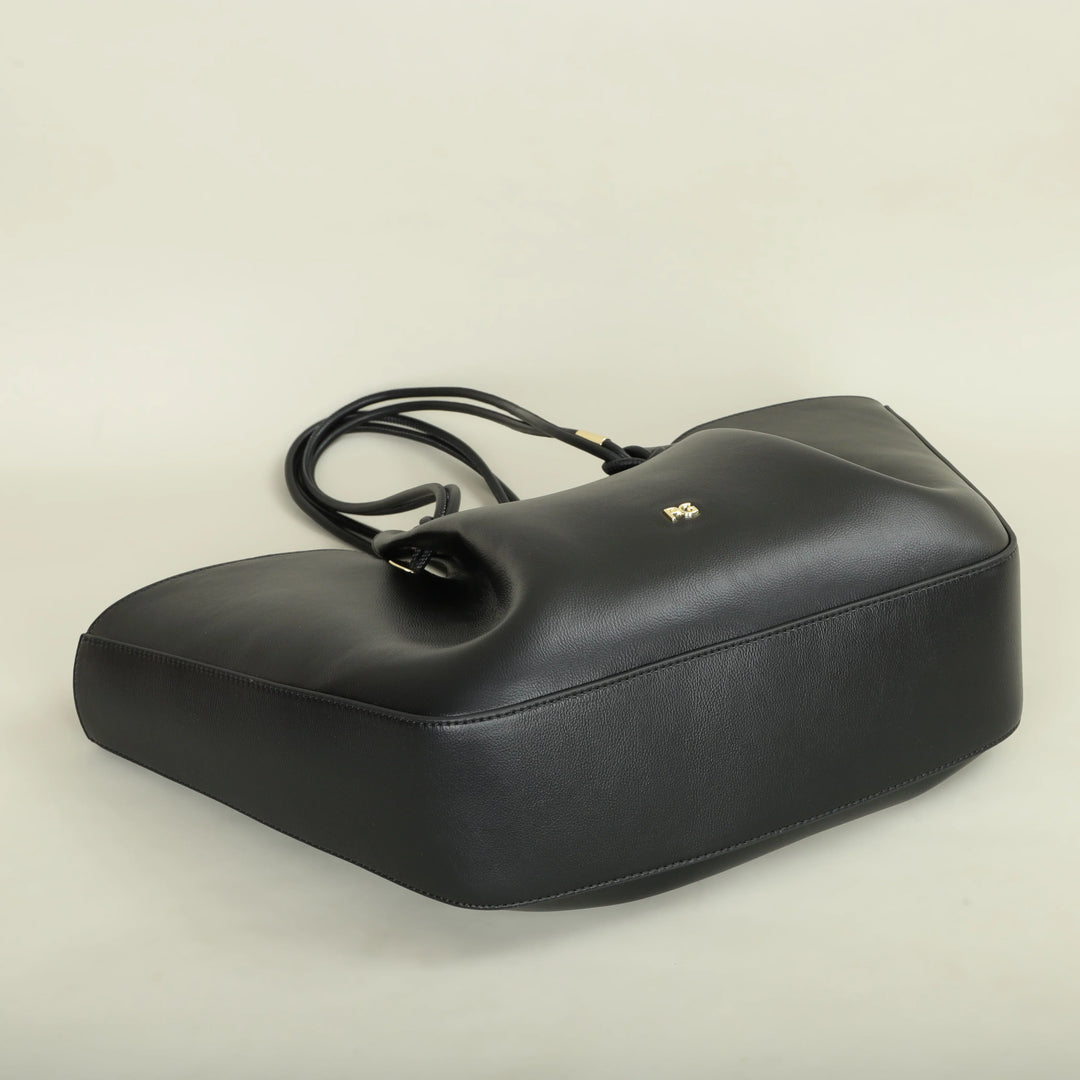 Sac cabas Colette en cuir vegan rose poudré, posé sur une chaise, un ajout féminin à votre tenue.