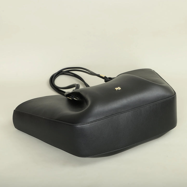 Sac cabas Colette en cuir vegan rose poudré, posé sur une chaise, un ajout féminin à votre tenue.
