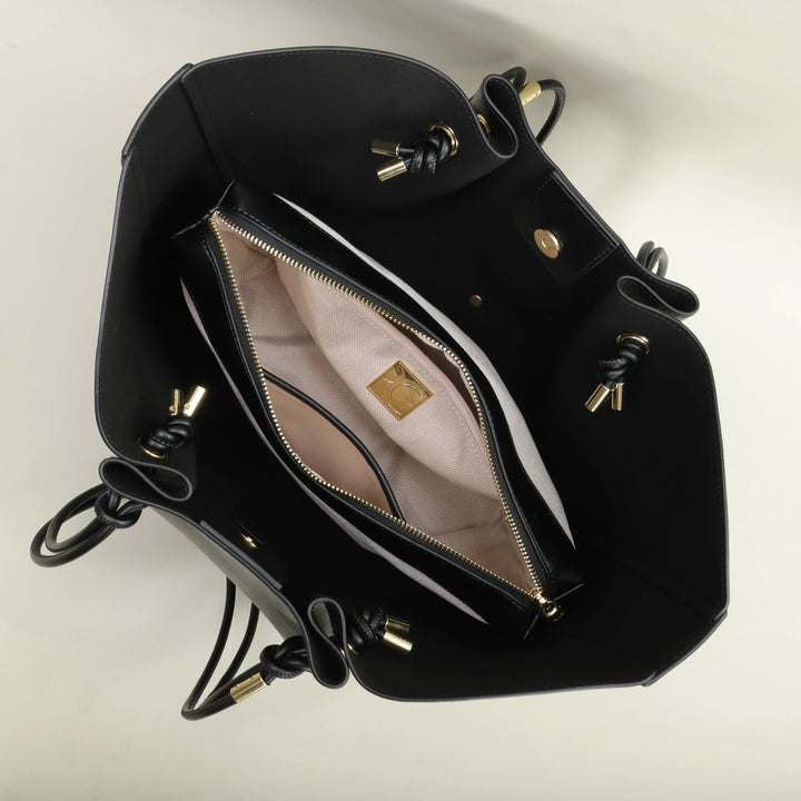 Détail de la fermeture éclair solide du sac cabas Colette, assurant la sécurité des affaires féminines.
