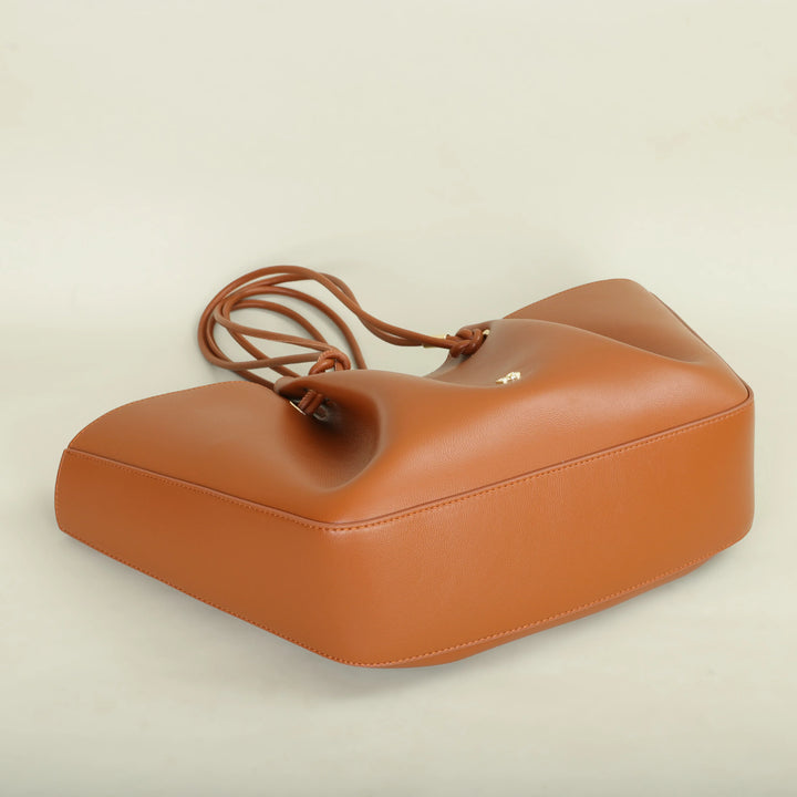 Femme élégante portant le sac cabas Colette en cuir vegan, mettant en valeur son design moderne.