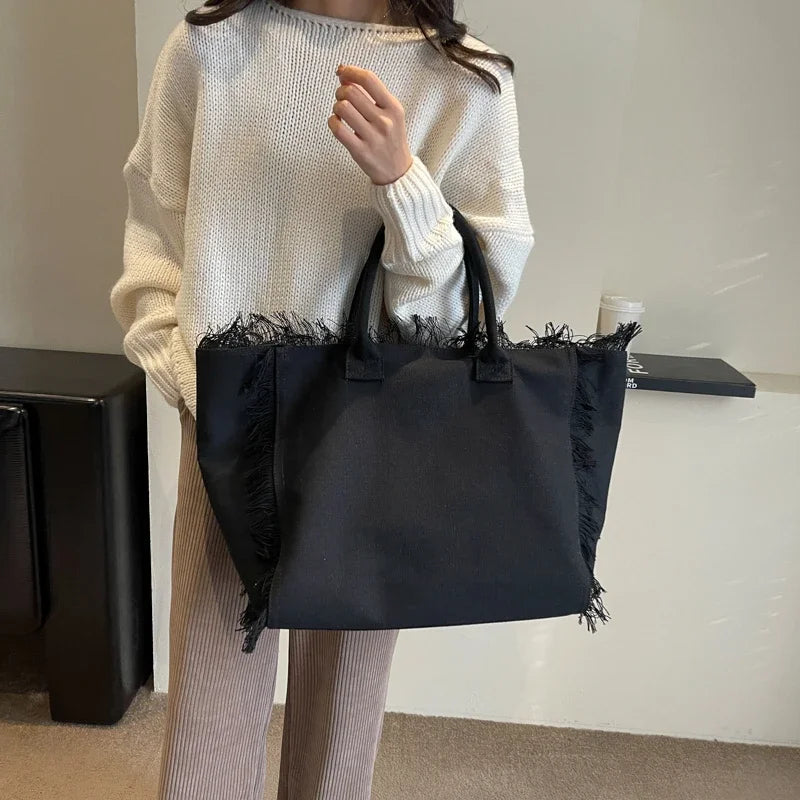 Sac cabas de plage en toile chic pour femme, un accessoire d'été élégant et pratique pour la mode plage.