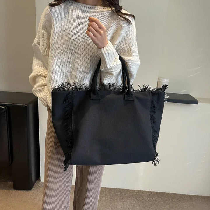 Sac cabas de plage en toile chic pour femme, un accessoire d'été élégant et pratique pour la mode plage.