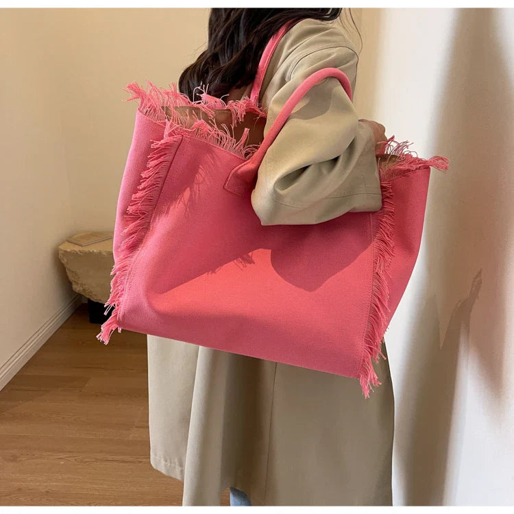 Sac cabas élégant pour femme, idéal pour la plage ou les sorties d'été. Un accessoire chic et spacieux.