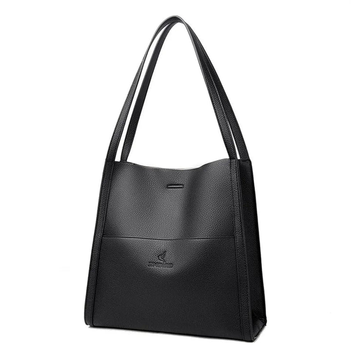 Gros plan sur le logo discret du sac cabas Gabriela, un gage de qualité et de mode femme.