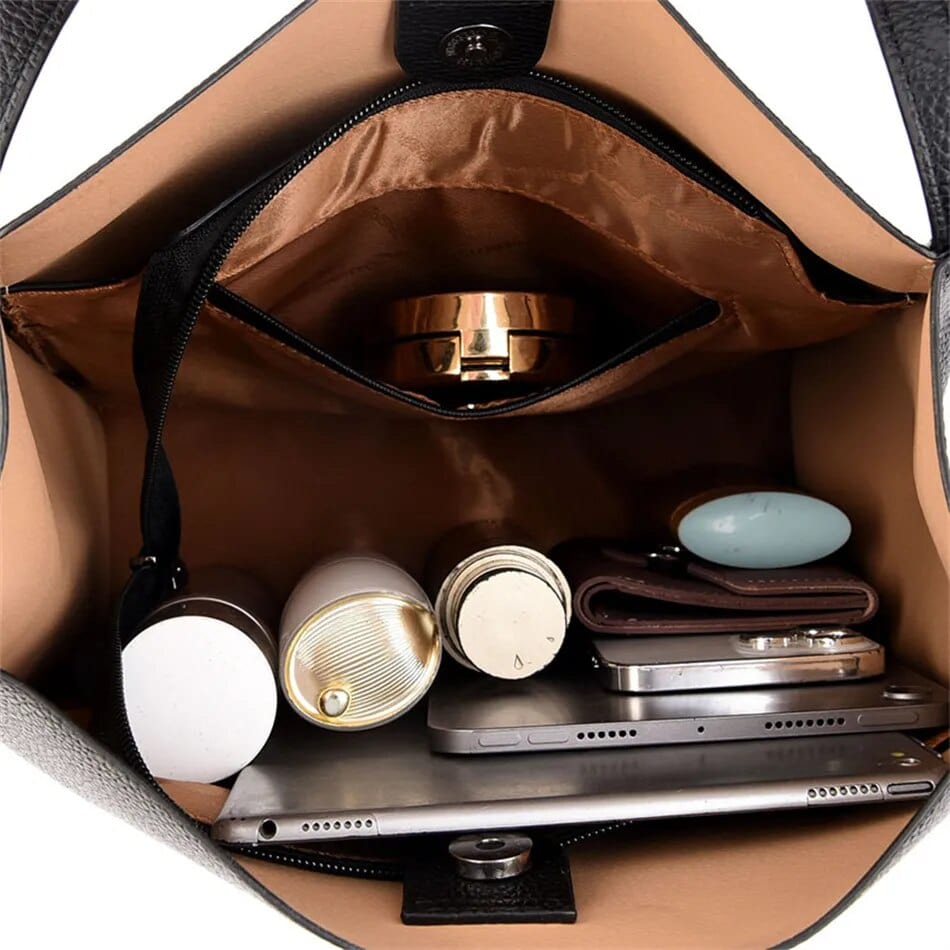Gros plan sur le sac cabas Gabriela en cuir, mettant en valeur la texture et les finitions.