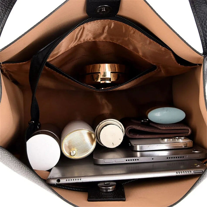 Gros plan sur le sac cabas Gabriela en cuir, mettant en valeur la texture et les finitions.