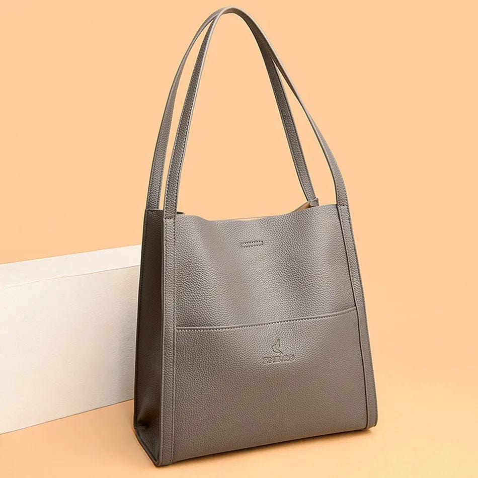 Intérieur spacieux du sac à main Gabriela en cuir, pour organiser tous les essentiels féminins.