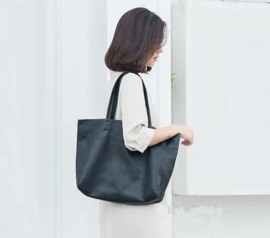 "Sac cabas en cuir véritable noir, élégant et spacieux, accessoire femme moderne."