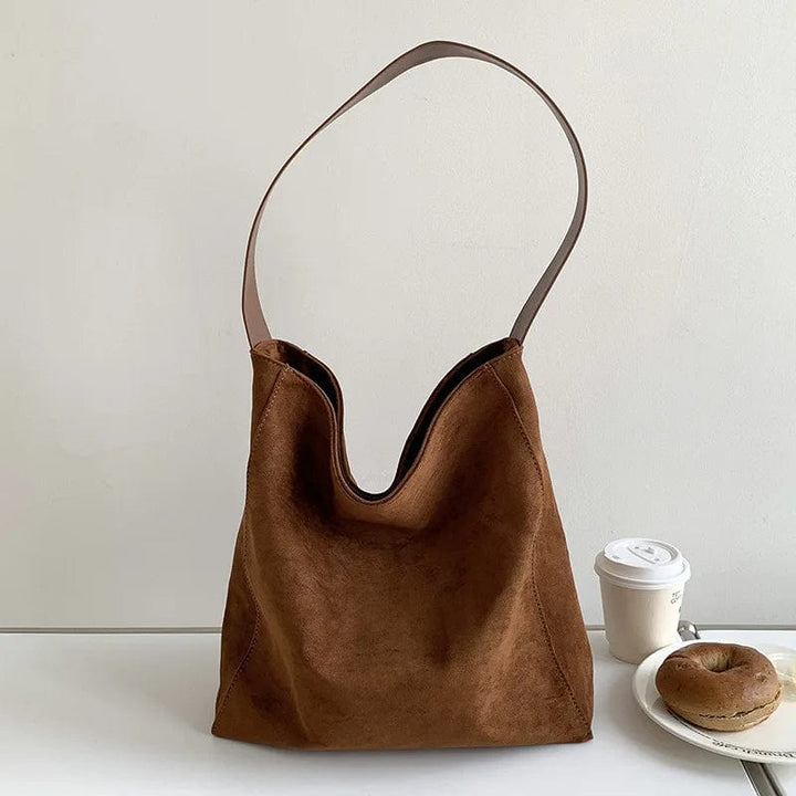 Sac cabas en faux daim marron élégant pour femme, poignées robustes, style fourre-tout spacieux.