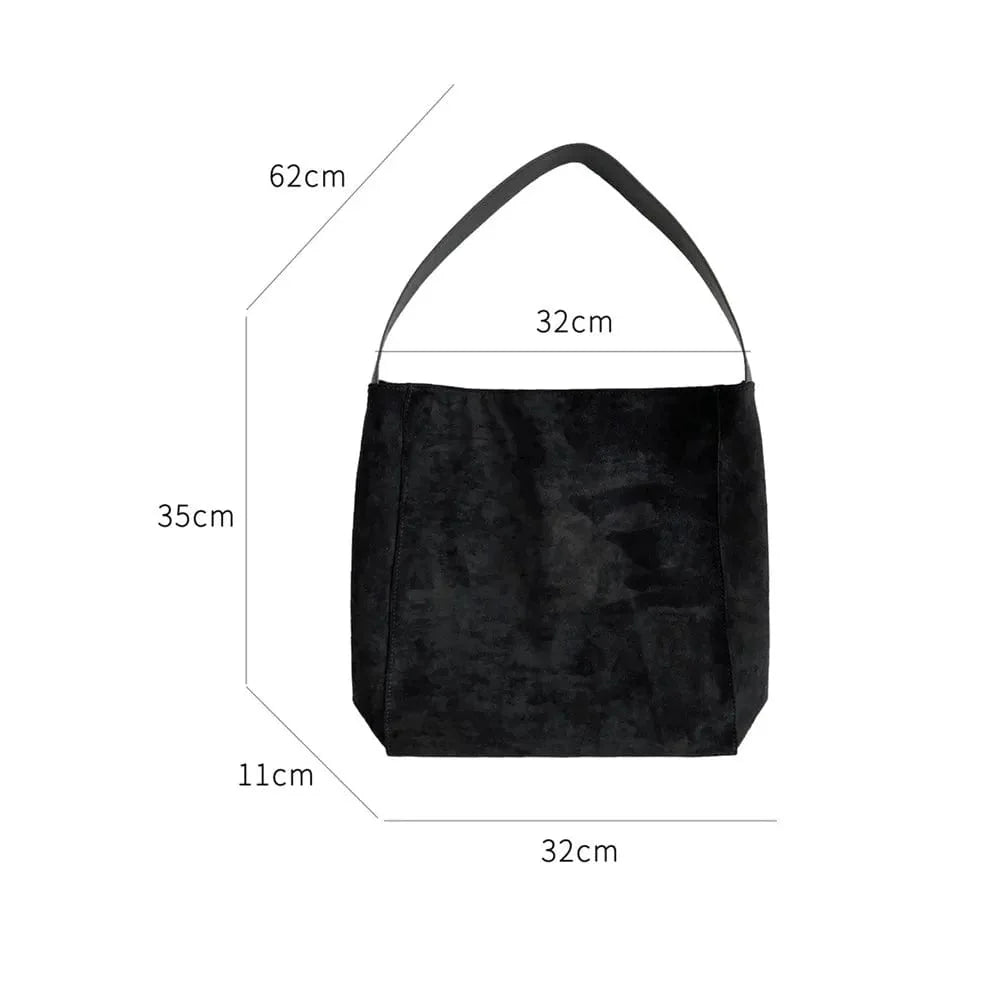 Sac cabas noir en faux daim, design chic et bretelles confortables pour un porté épaule facile.