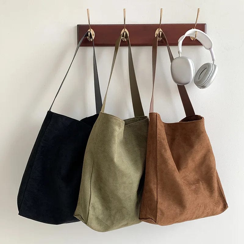 Vue de côté du sac cabas en faux daim noir, montrant sa profondeur et sa capacité, accessoire de mode.