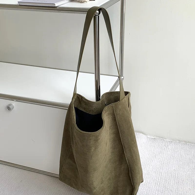 Sac cabas marron en faux daim avec un charm amovible, idéal pour un look chic et féminin.