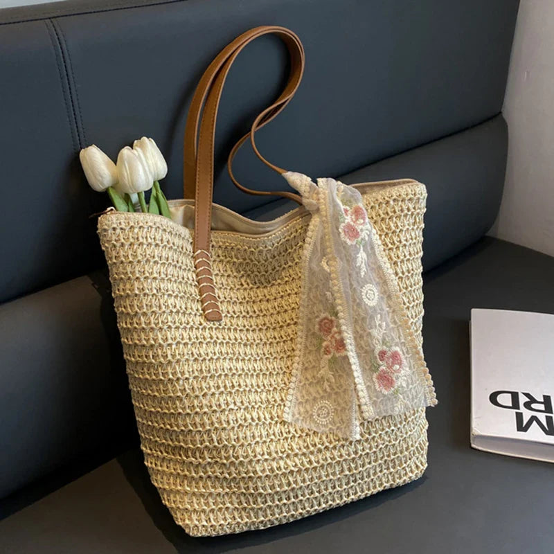 Grand sac cabas en paille tressée, parfait pour le shopping ou une journée détente à la plage en été.