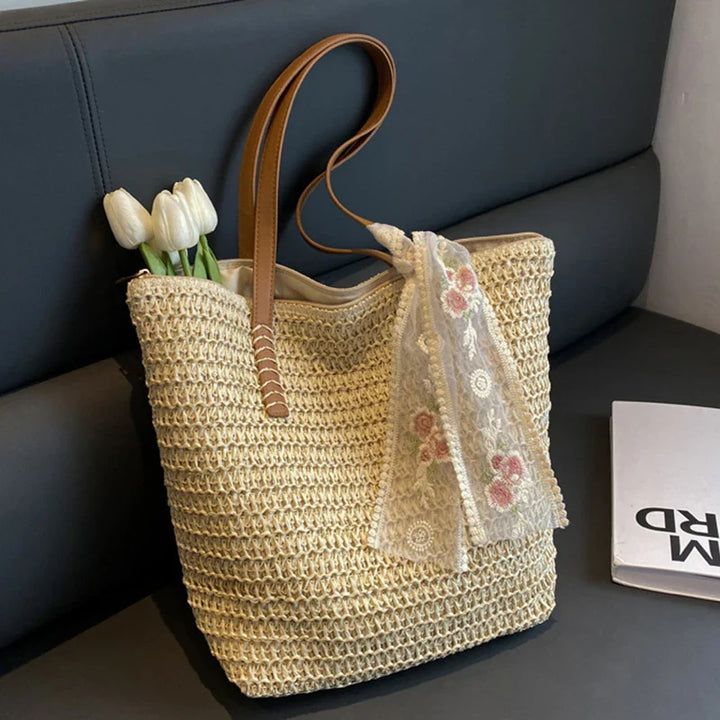 Grand sac cabas en paille tressée, parfait pour le shopping ou une journée détente à la plage en été.
