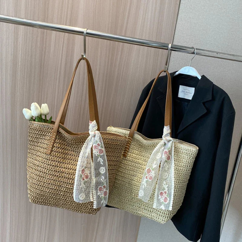 Sac de plage femme en paille naturelle, élégant et robuste, accessoire bohème chic pour vos journées ensoleillées.