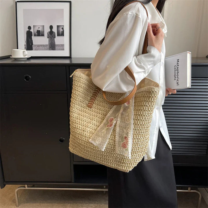 Accessoire mode estival : sac cabas en paille pour femme, design bohème chic pour un look élégant et décontracté.
