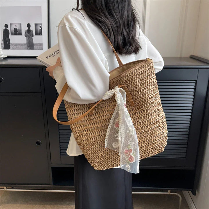 Sac shopping en paille écologique pour femme, avec poignées robustes, style naturel et chic pour l'usage quotidien.