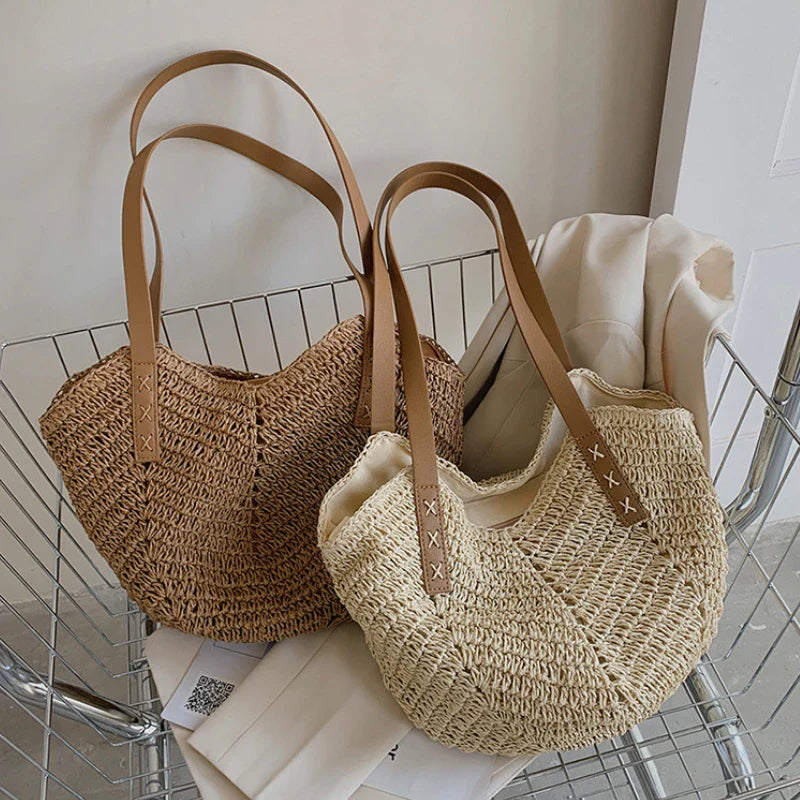 Sac cabas en paille tressée beige et crème, style bohème chic pour femme. Idéal pour l'été et la plage, léger et élégant.