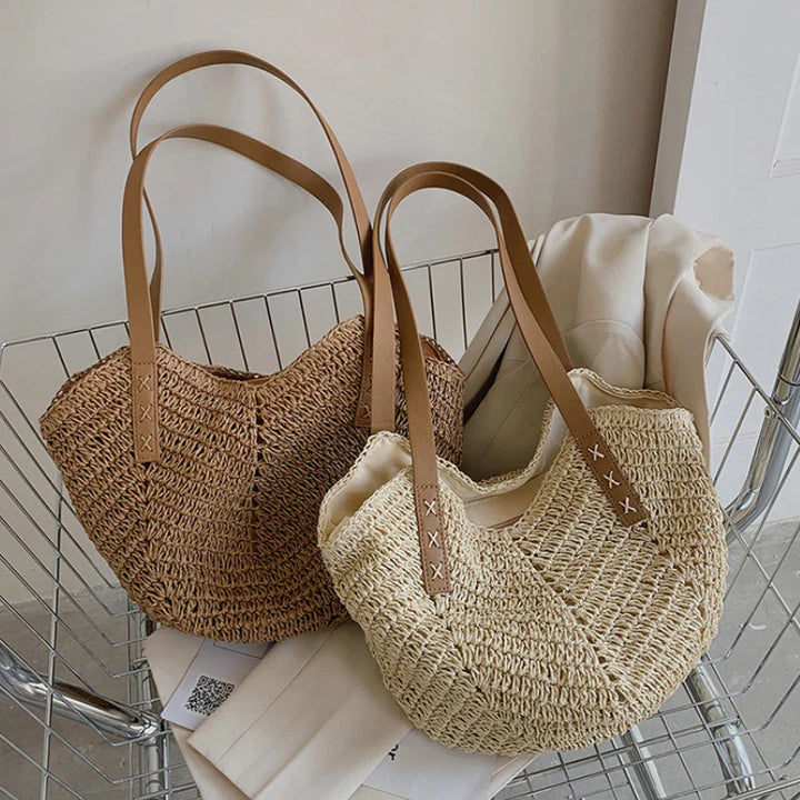 Sac cabas en paille tressée beige et crème, style bohème chic pour femme. Idéal pour l'été et la plage, léger et élégant.