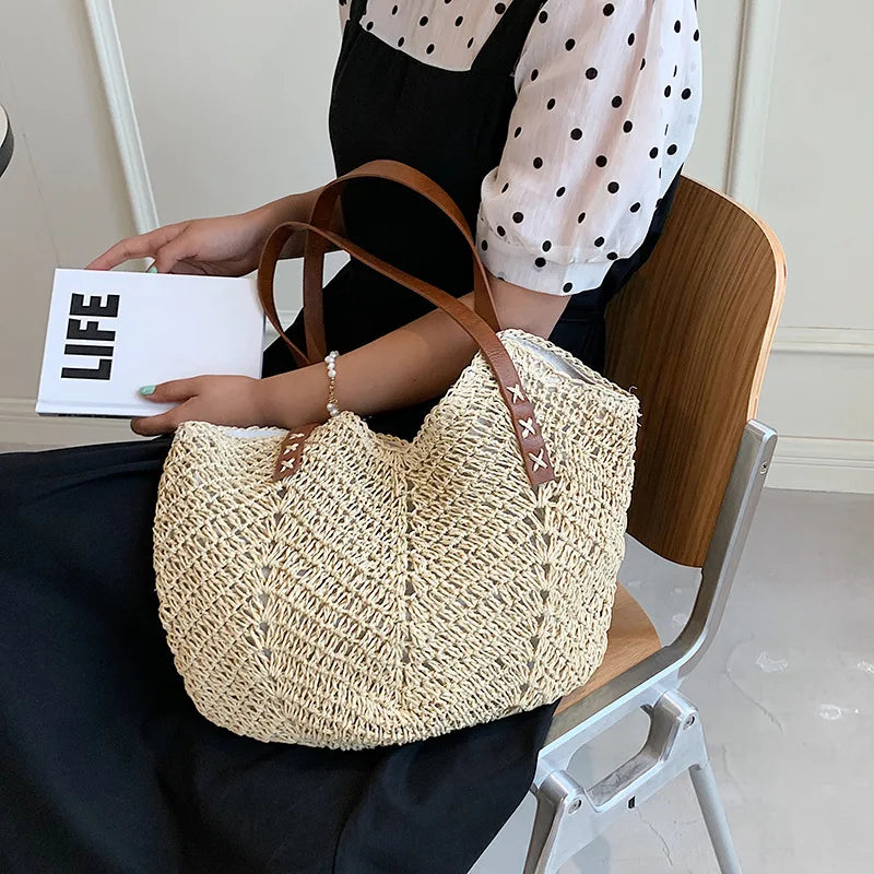 Grand sac femme en paille bohème, coloris naturel. Sac d'été léger et chic, parfait comme accessoire de plage.