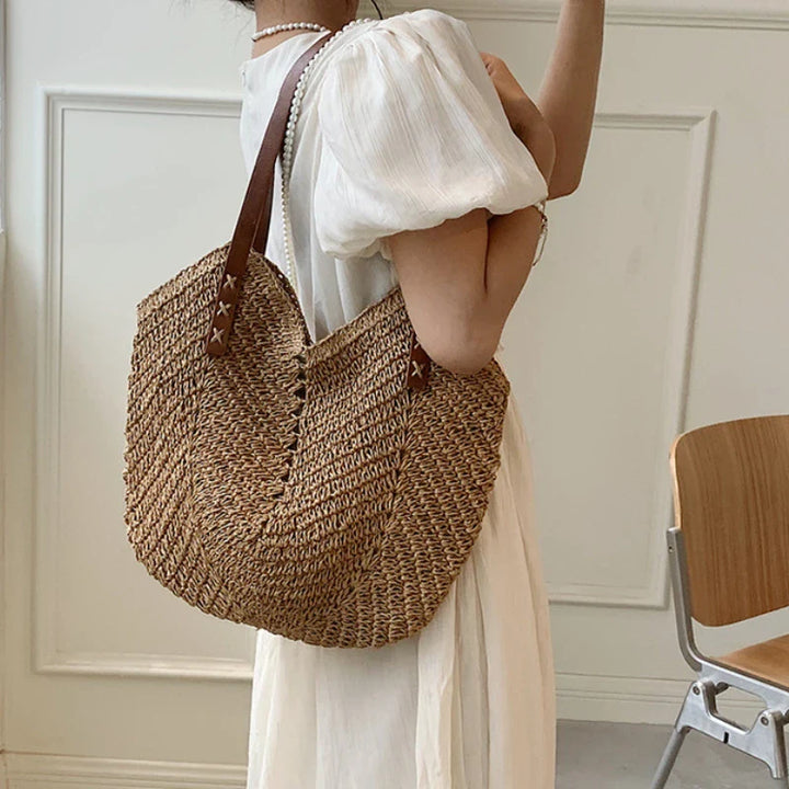 Sac à main en paille tressée pour femme, couleur crème/beige, style bohème chic. Accessoire d'été élégant et léger.