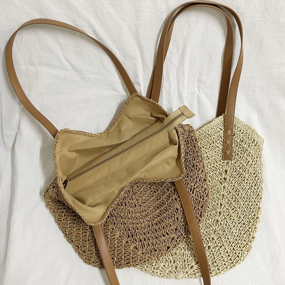 Sac cabas en paille beige pour femme, grand format. Design bohème léger, idéal pour les sorties estivales ou la plage.