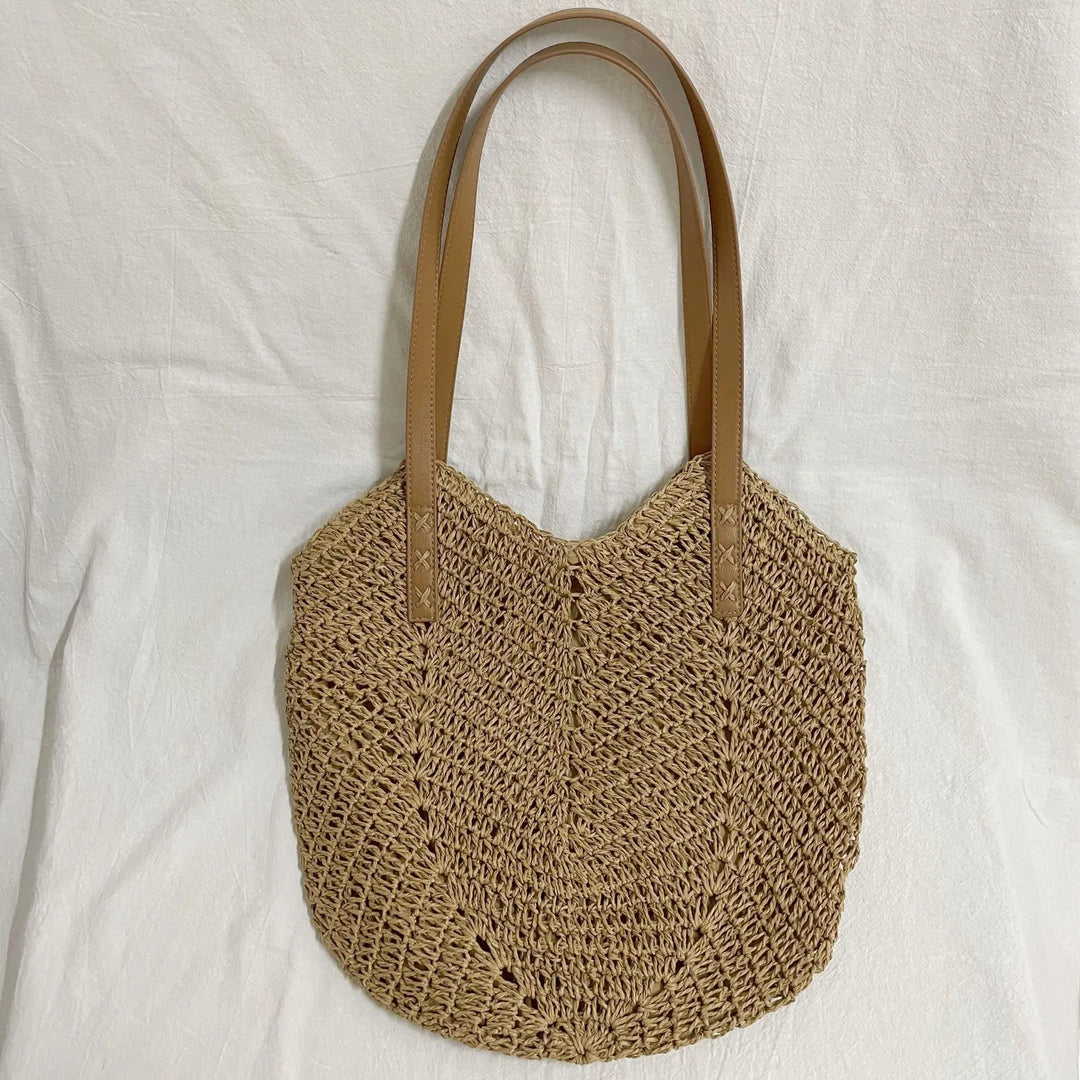 Sac de plage bohème en paille naturelle pour femme, coloris crème. Accessoire élégant et léger, parfait pour un look estival.