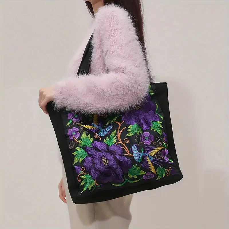 Élégant sac cabas femme en tissu original, broderies florales et oiseau, parfait accessoire bohème.