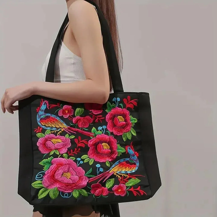 Sac cabas femme unique en tissu brodé de fleurs et oiseaux, style bohème chic, grand et pratique.