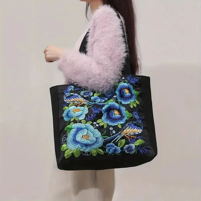 Sac cabas femme original en tissu, motifs bohèmes brodés de fleurs et d'oiseaux, accessoire grand format.
