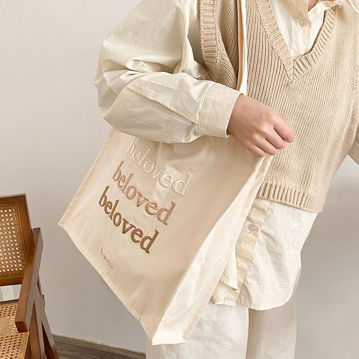 Tote bag femme brodé en canvas, sac de mode élégant et spacieux pour un usage quotidien.