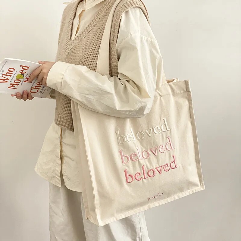 Sac cabas brodé "Beloved" pour femme, en toile résistante, idéal pour le travail ou les loisirs.